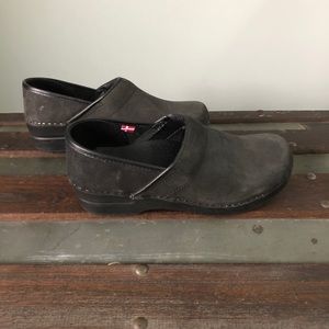 sanita narrow clogs